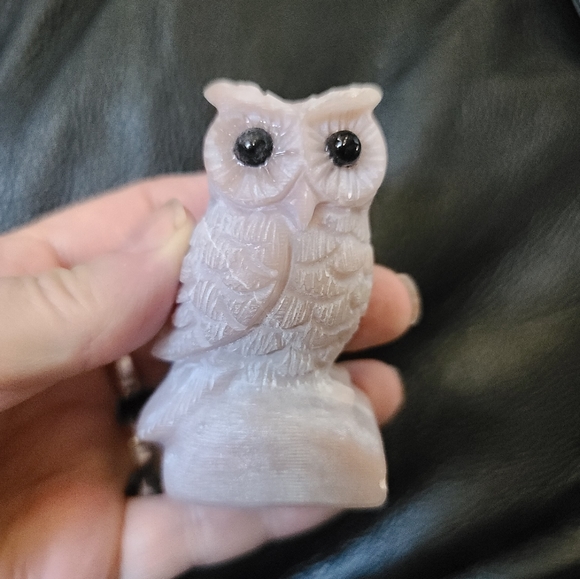 Milk pink Rhodonite & Onyx carved owl statue 3" - Picture 4 of 6
